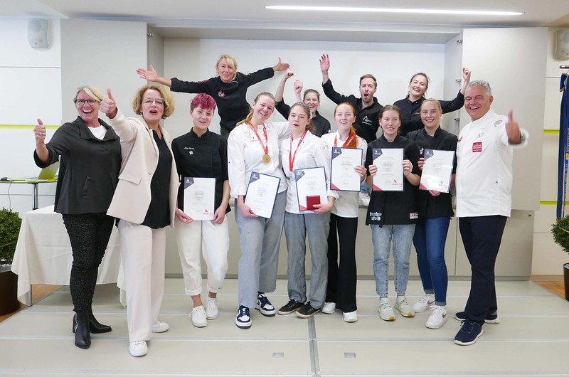 Es werden Konditorlehrlinge gezeigt, die ihre Urkunden des Wettbewerbes "AustrianSkills" zeigen.