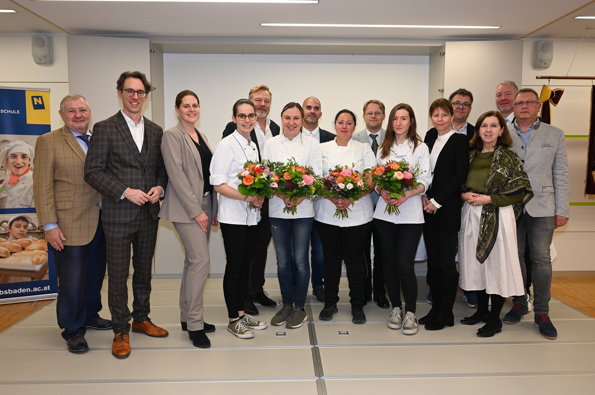 Auf diesem Foto sind die Kandidatinnen und Kandidaten, das Prüfungskomitee der Meisterprüfung und die Berufsschuldirektorin der LBS Baden OSR Mag. Evelyne Platschka zu sehen.