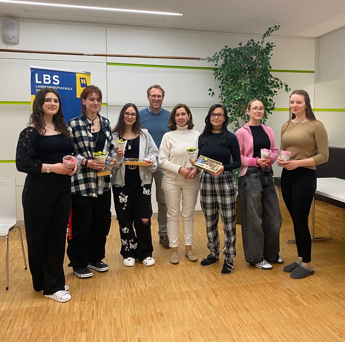 Auf dem Foto sind folgende Personen zu sehen: BD OSR Mag. Evelyne Platschka, Mag. Alexander Philipp, Elona Hoti, Hannah Kostritza, Lisa Isack, Angela Schober, Sara Schwarzenberger, Magdalena Seitinger