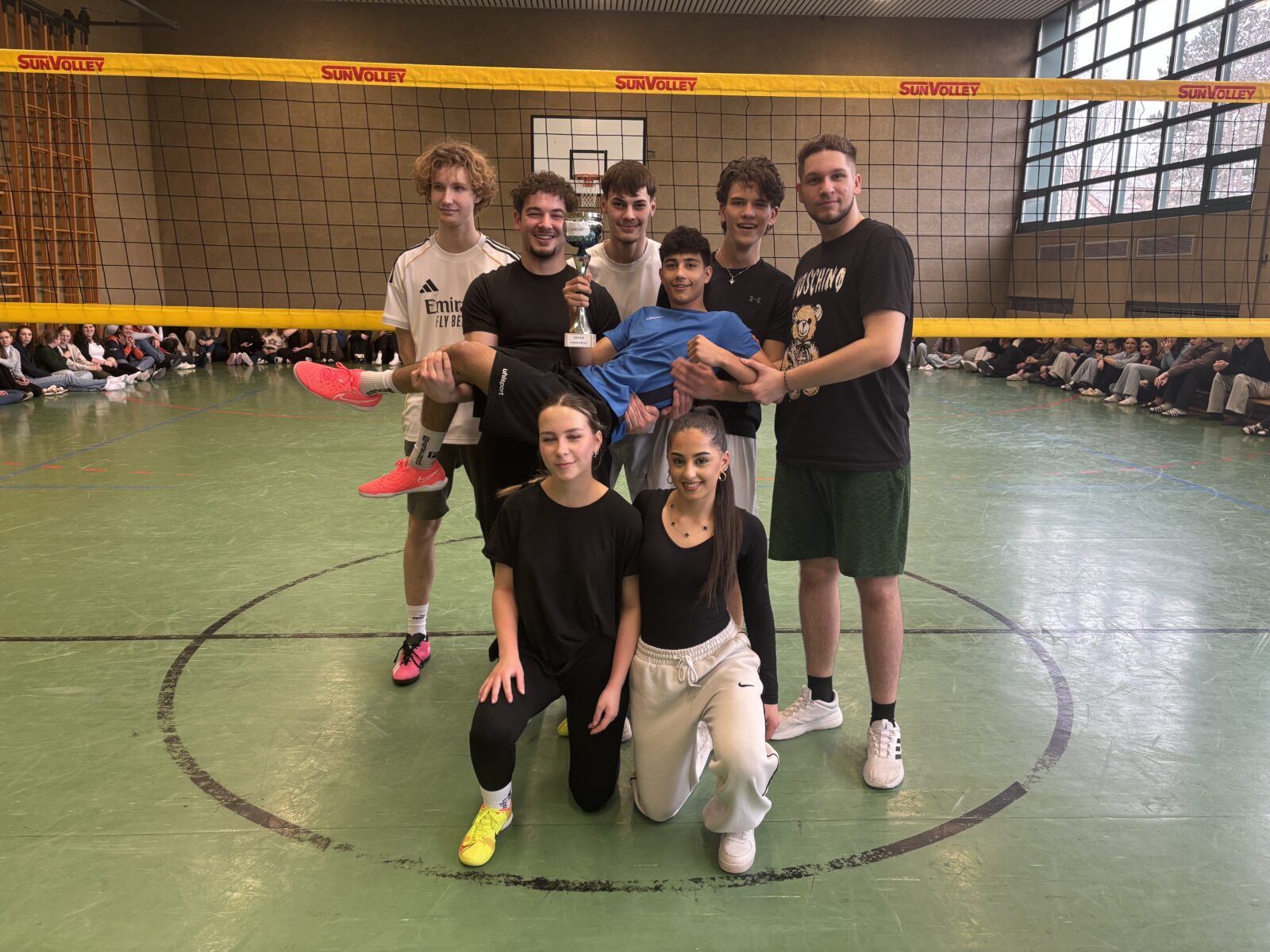 Schülerinnen Schüler gewinnen Volleyballspiel gegen Lehrkräfte