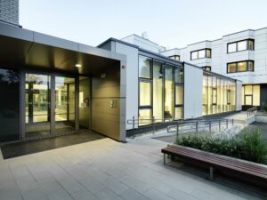 Außenansicht Schule und Schulwohnhaus (straßenseitig)