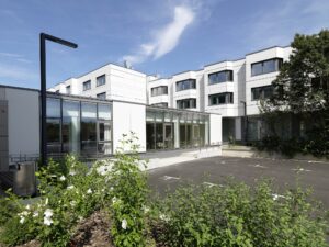 Parkplatz und Schulwohnhaus