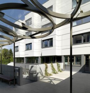Schulhof mit Abgang zum Veranstaltungssaal