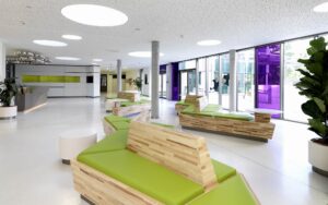 Aula mit Sitzmöglichkeiten