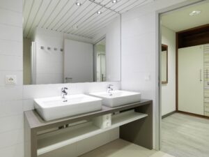 Badezimmer im Zimmer des Schulwohnhauses