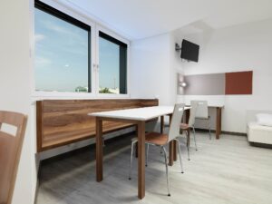 Schreibtische im Zimmer des Schulwohnhauses
